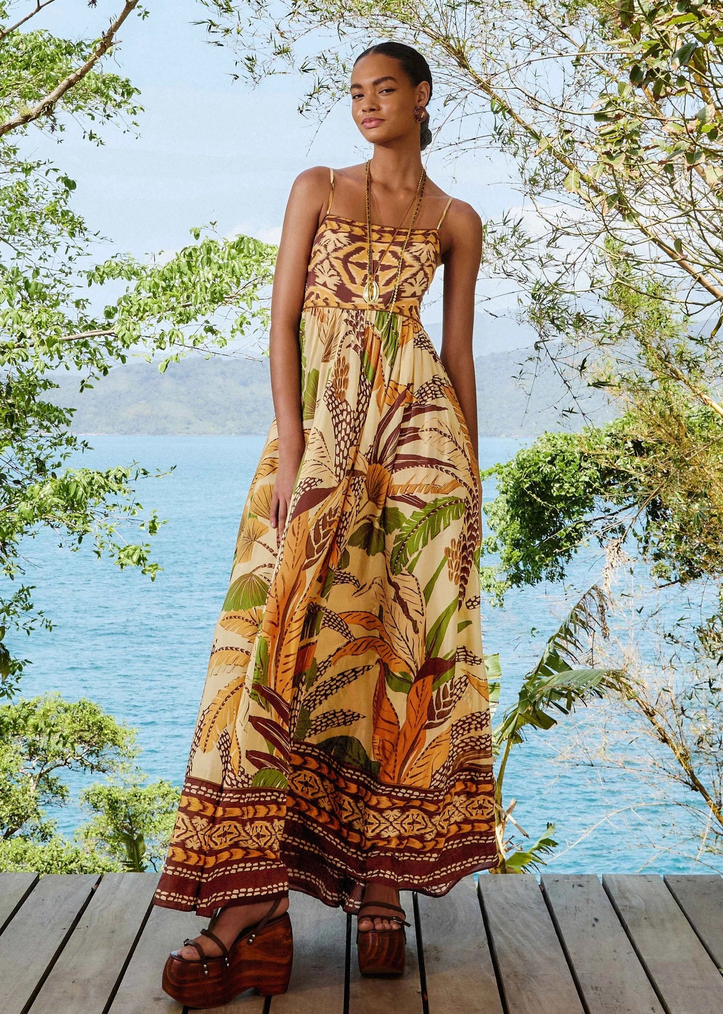 Vestido largo estampado palmeras marca farm rio alquiler