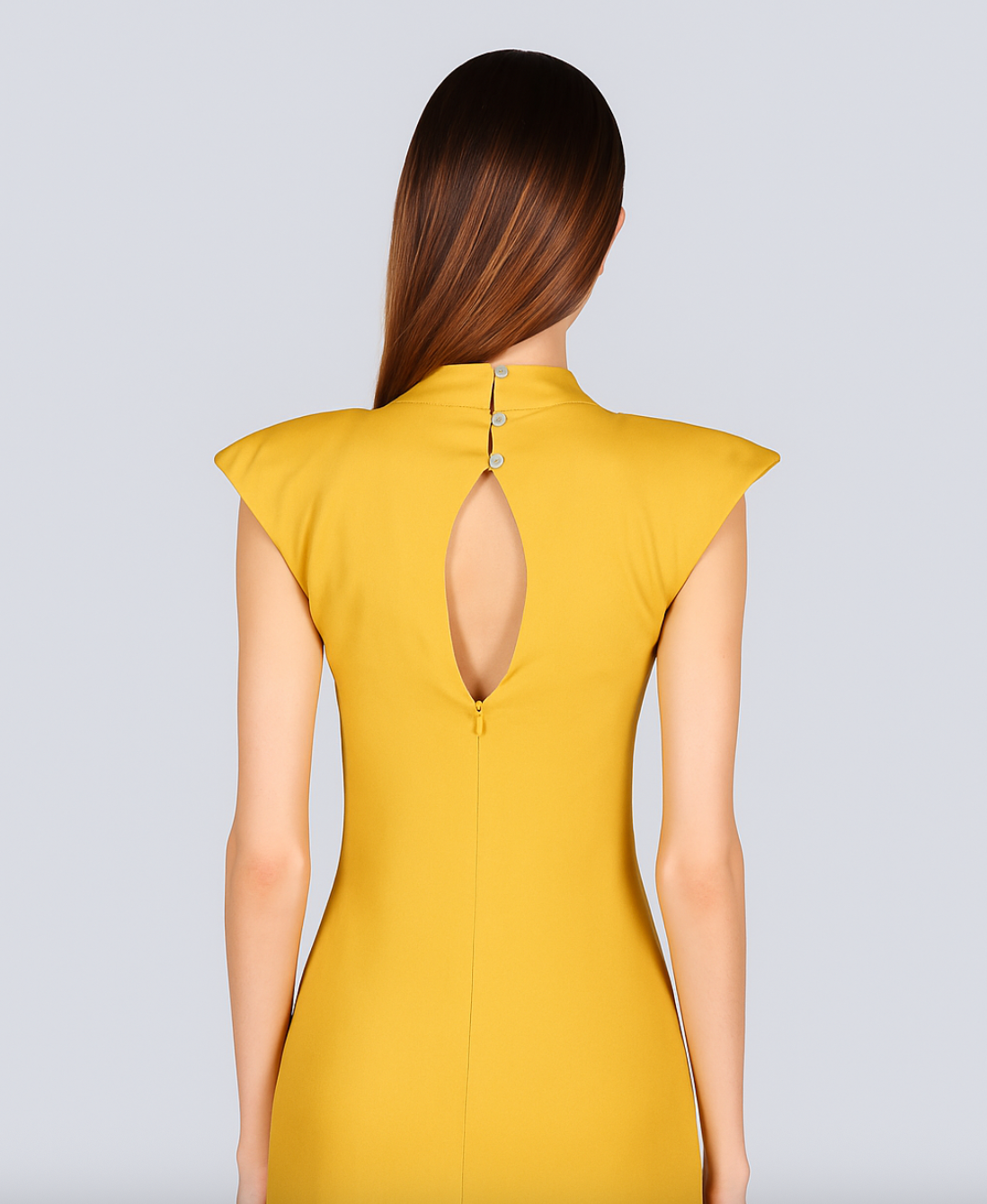 Vestido amarillo con hombreras y abertura en el bajo. Alquiler en Barcelona.