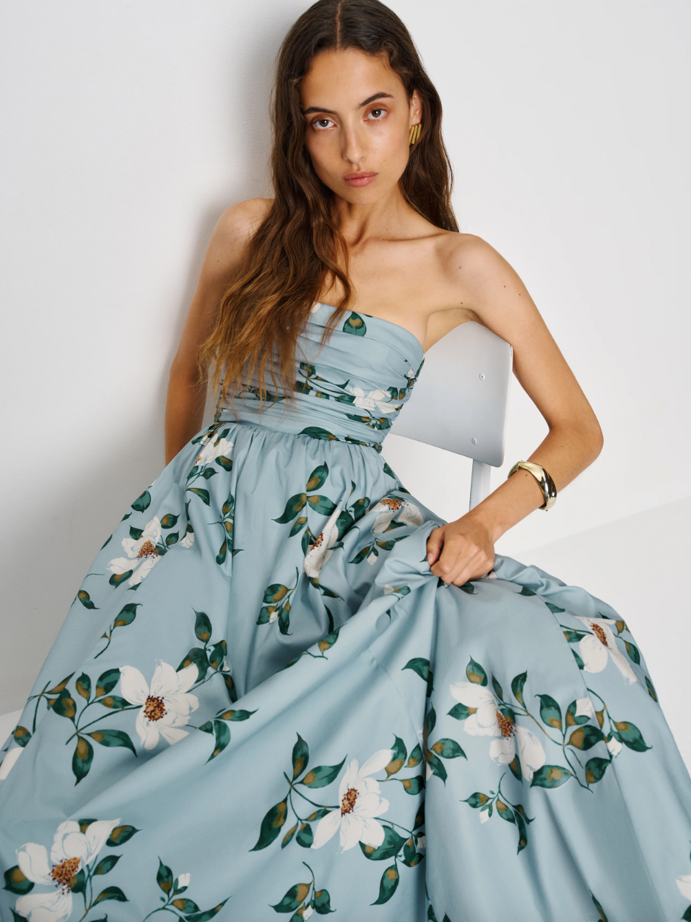 Vestido palabra de honor con tirantes removibles. Ideal para invitada. Disponible para alquiler en España.