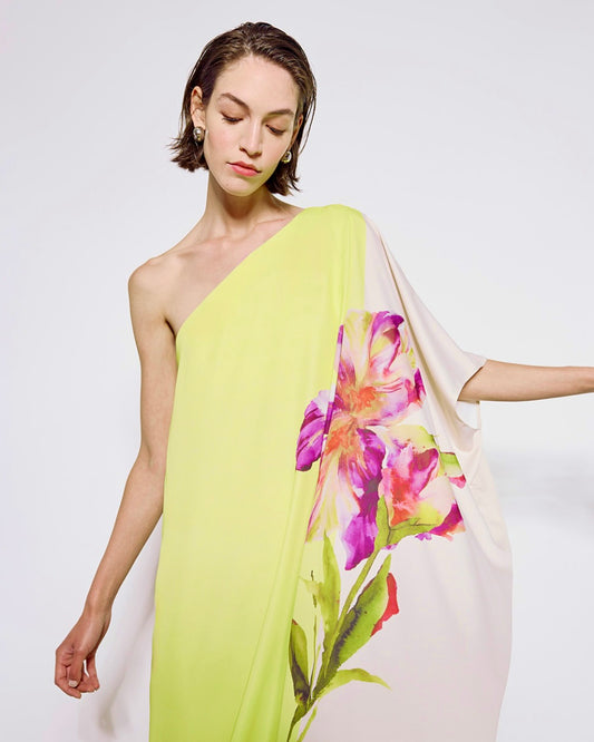 Vestido asimétrico formal y elegante de color amarillo con flor maxi estampada. Ideal para invitadas de bodas, fiestas, eventos, comuniones, bautizos.