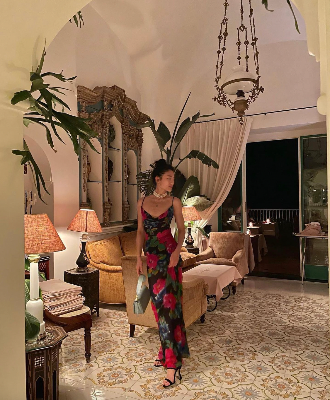 Vestido negro y rojo con estampado floral de Rat&Boa para alquilar en España