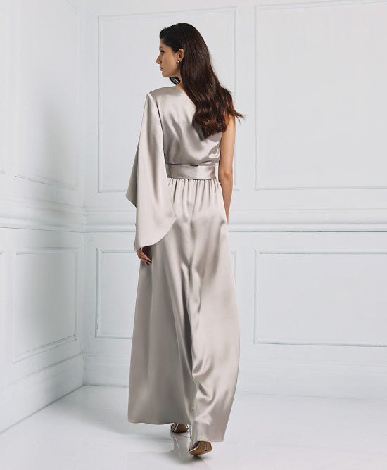 Vestido gris plateado para invitada elegante en España.