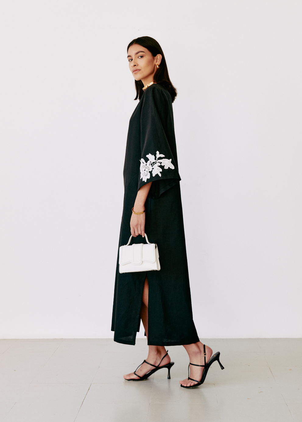 Vestido elegante de lino negro para alquilar en Barcelona