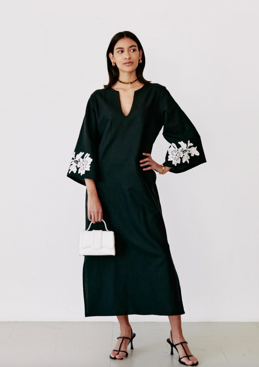 Vestido negro de lino con manga bordada blanca alquiler barcelona
