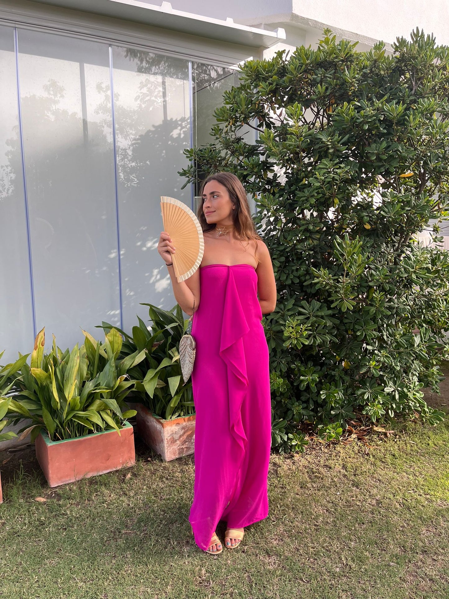 Vestido sin mangas, palabra de honor de color rosa fucsia. ELegante y estiloso. Disponible para alquilar en Barcelona.