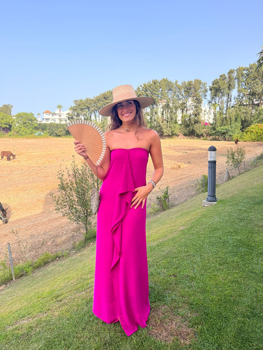 Vestido elegante de color rosa fucsia con volantes en el delante de la marca Zambrana.