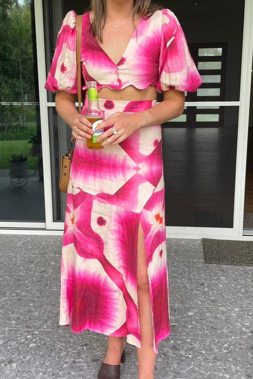 Set de top y falda rosa de invitada de Laagam con estampado para alquiler en Barcelona