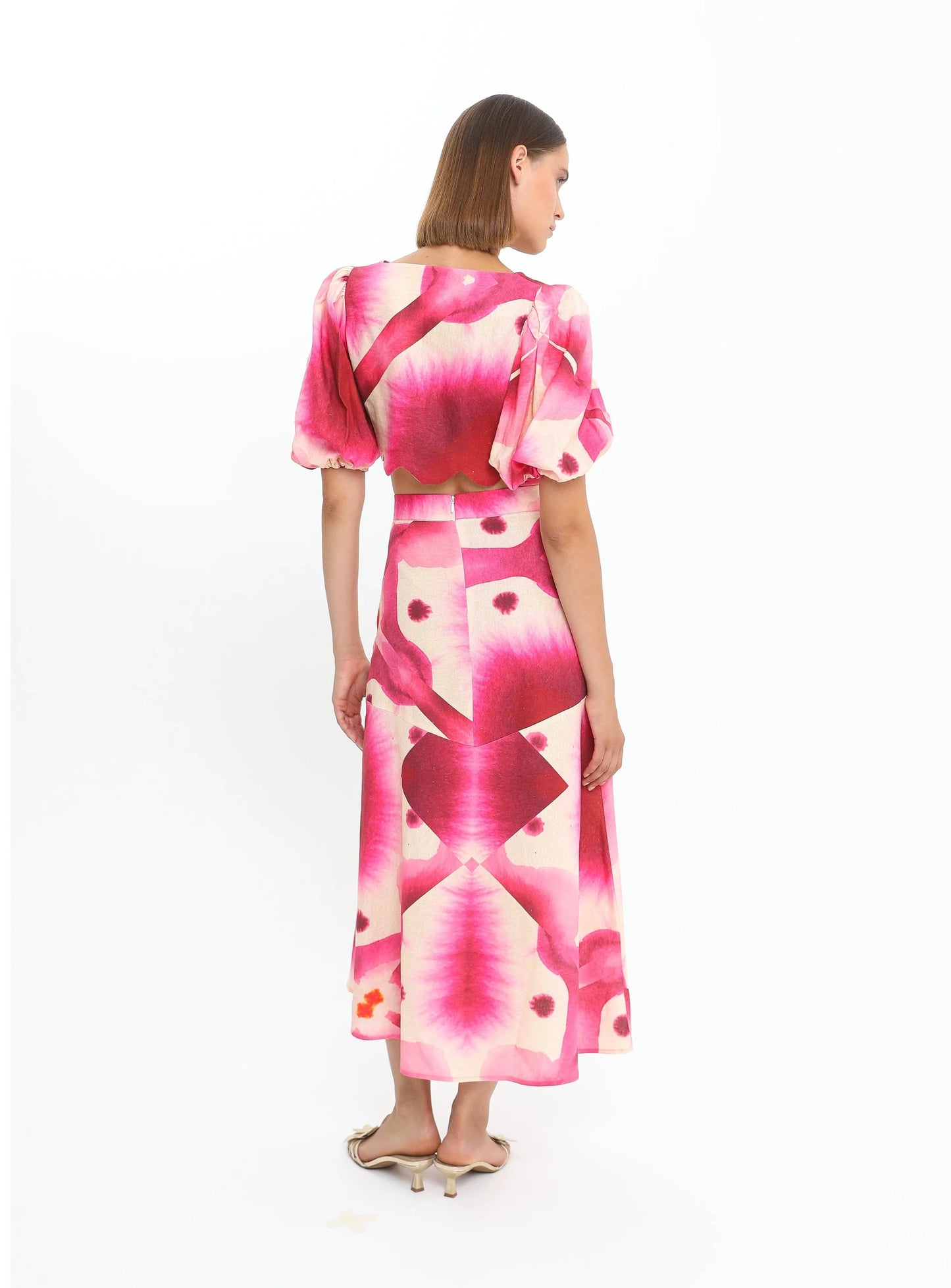 Look blusa abullonada y falda con estampado rosa ideal para bodas fiestas y eventos en España