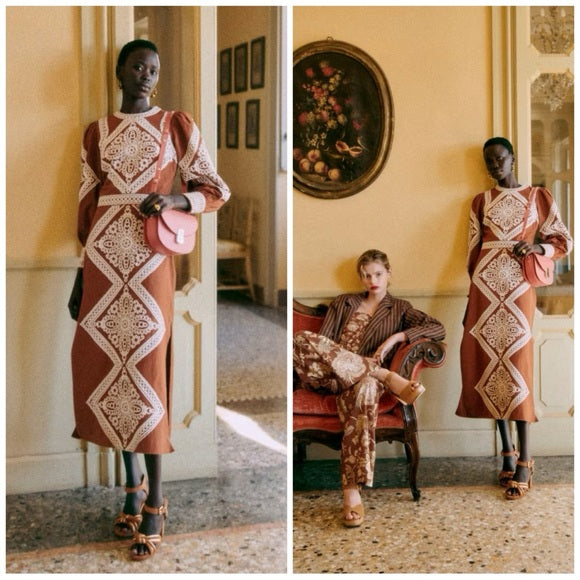 Vestido midi de color burdeos con espectacular bordado. Vestido de invitada de boda española, fiesta, evento, bautizo o comunión.