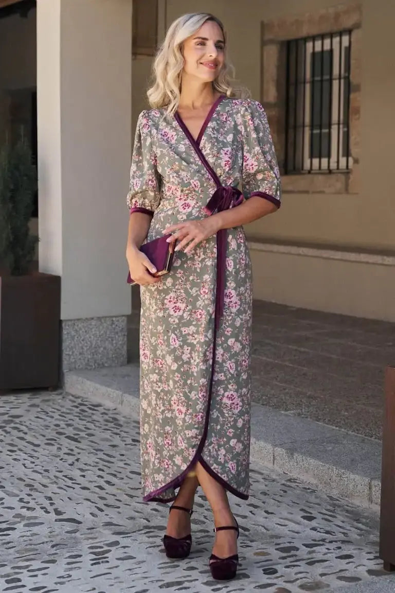 Vestido para boda, fiesta, comunion o bautizo. De estilo romantico y elegante. Disponible para alquilar en Barcelona.