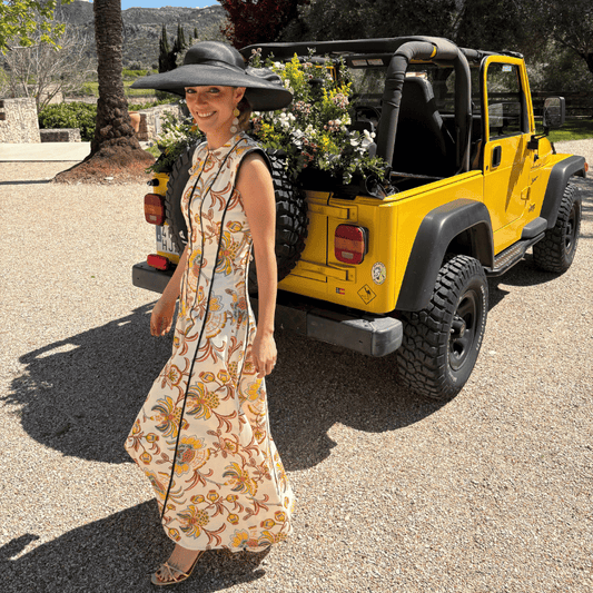 Vestido de la marca IQ Collection con estampado paisley y costras negras disponible en alquiler en barcelona, madrid y Valencia. Color amarillo.