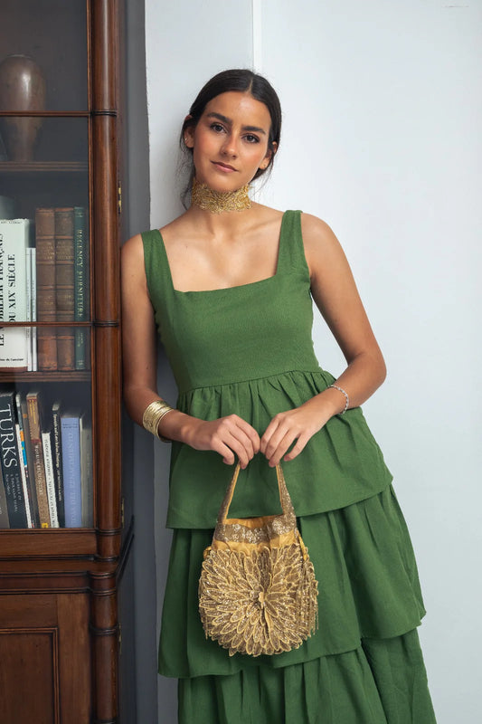 Vestido de tirantes de lino verde y volantes para invitada de boda, comunion, bautizo eventos o fiestas. Marca Zambrana.