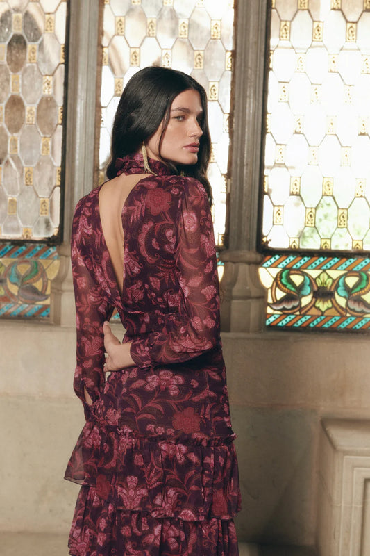 Vestido con espalda descubierta y manga larga ideal para invitadas, fiestas o eventos de otoño invierno. Set de la marca Baymo. Disponible para alquiler en España.