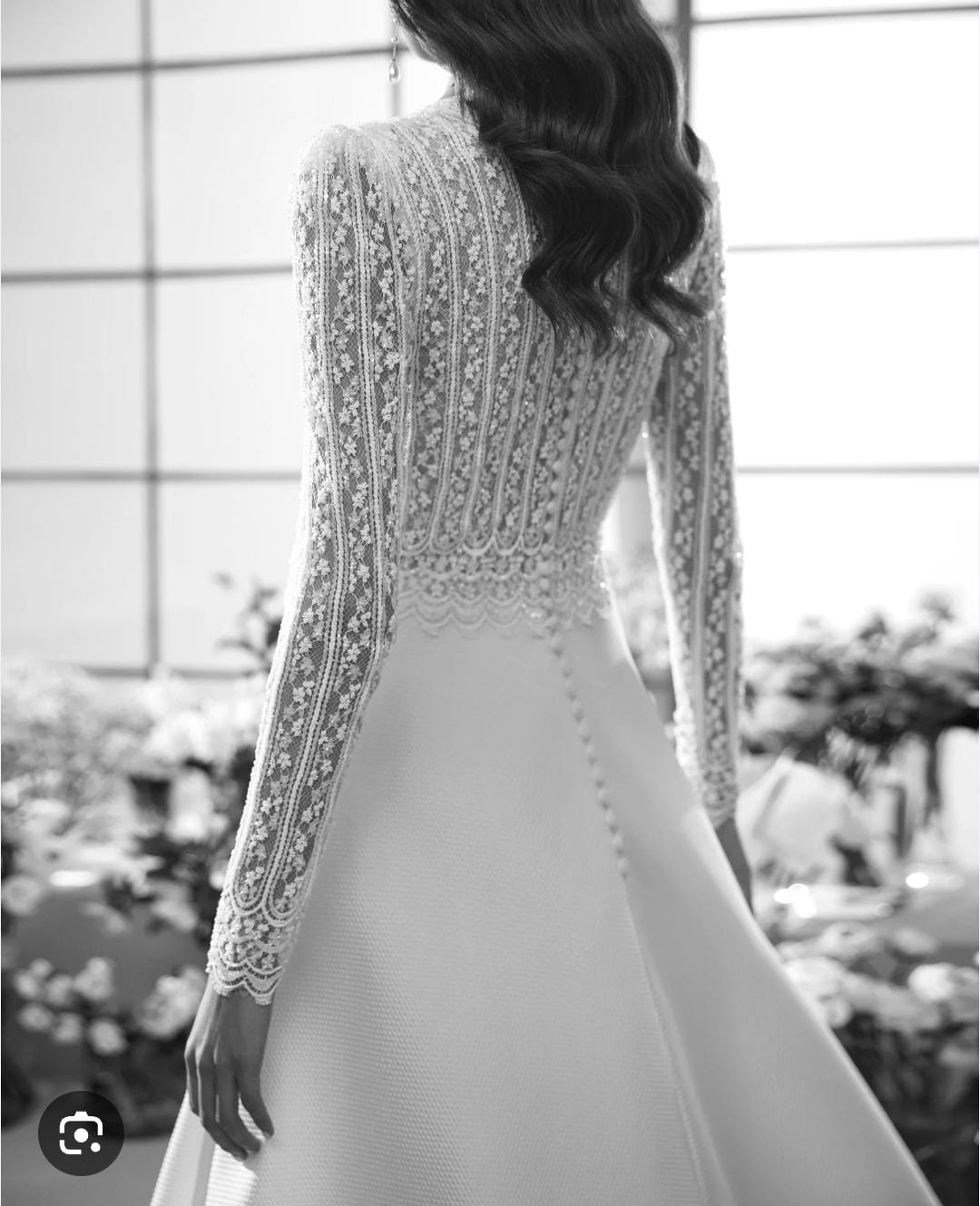Vestido de novia de encaje de Rosa Clara con descuento en Barcelona. Segunda mano sin usar.