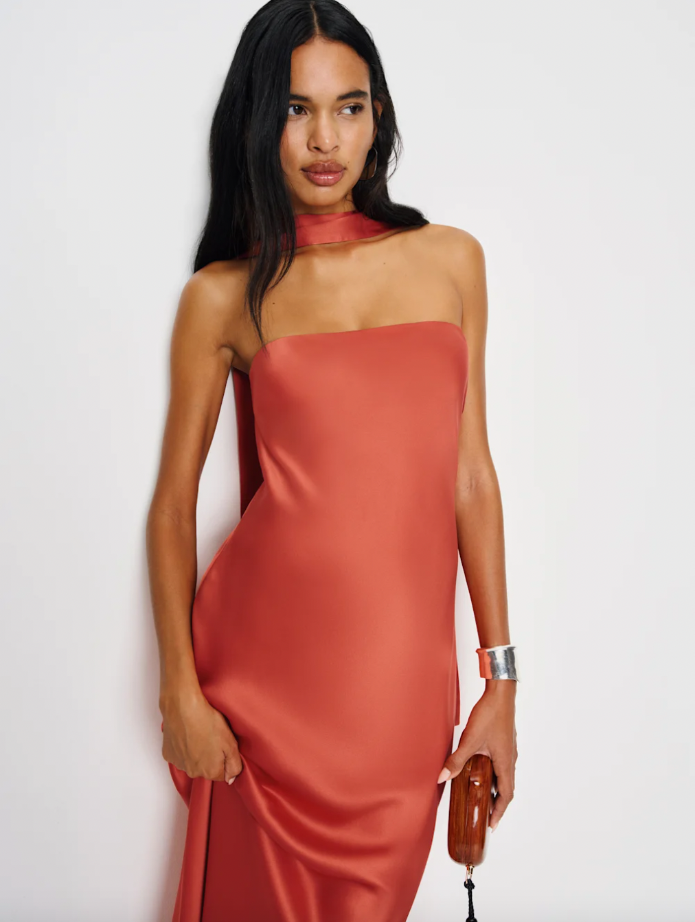 Vestido palabra de honor color coral de seda para alquiler en Barcelona