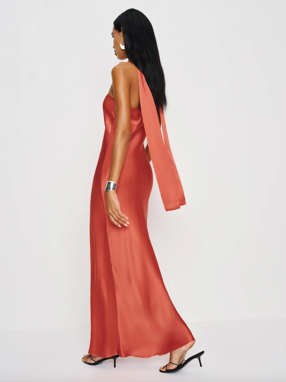 Vestido fiesta y invitada palabra de honor seda color coral para alquilar en Barcelona marca Reformation