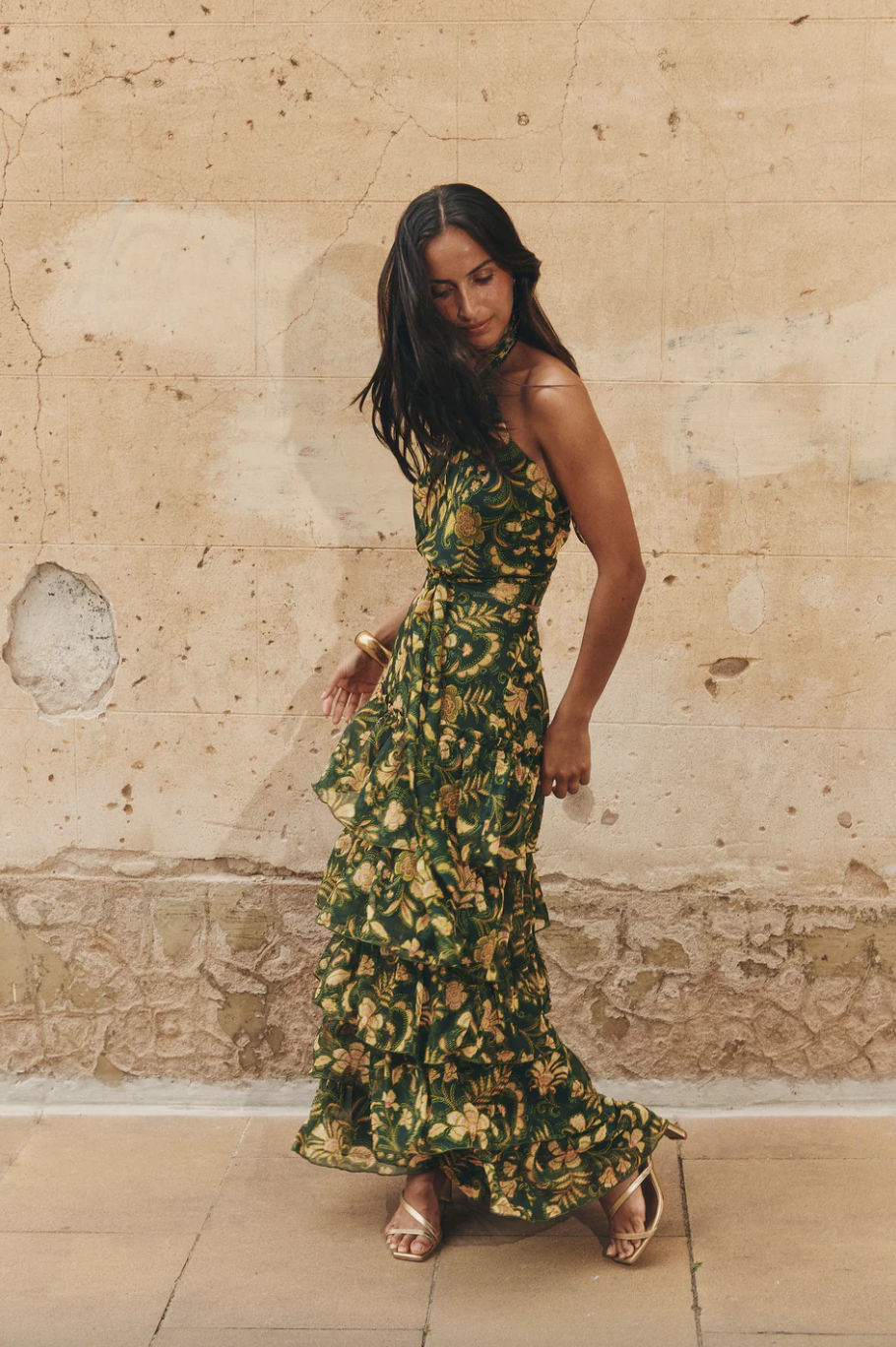 Set de top y falda de fiesta con volantes verde con estampado amarillo de la marca Baymo. Alquiler en Barcelona para invitadas.
