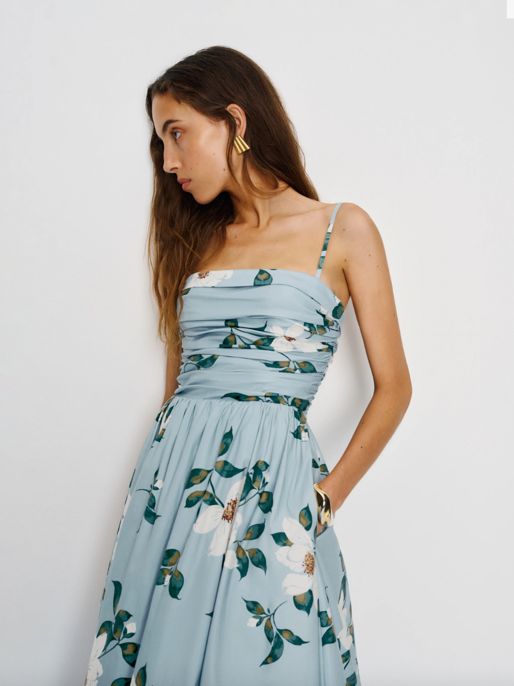 Vestido palabra de honor con opción de tirantes azul con estampado floral de Reformation. Disponible para alquiler en Barcelona.