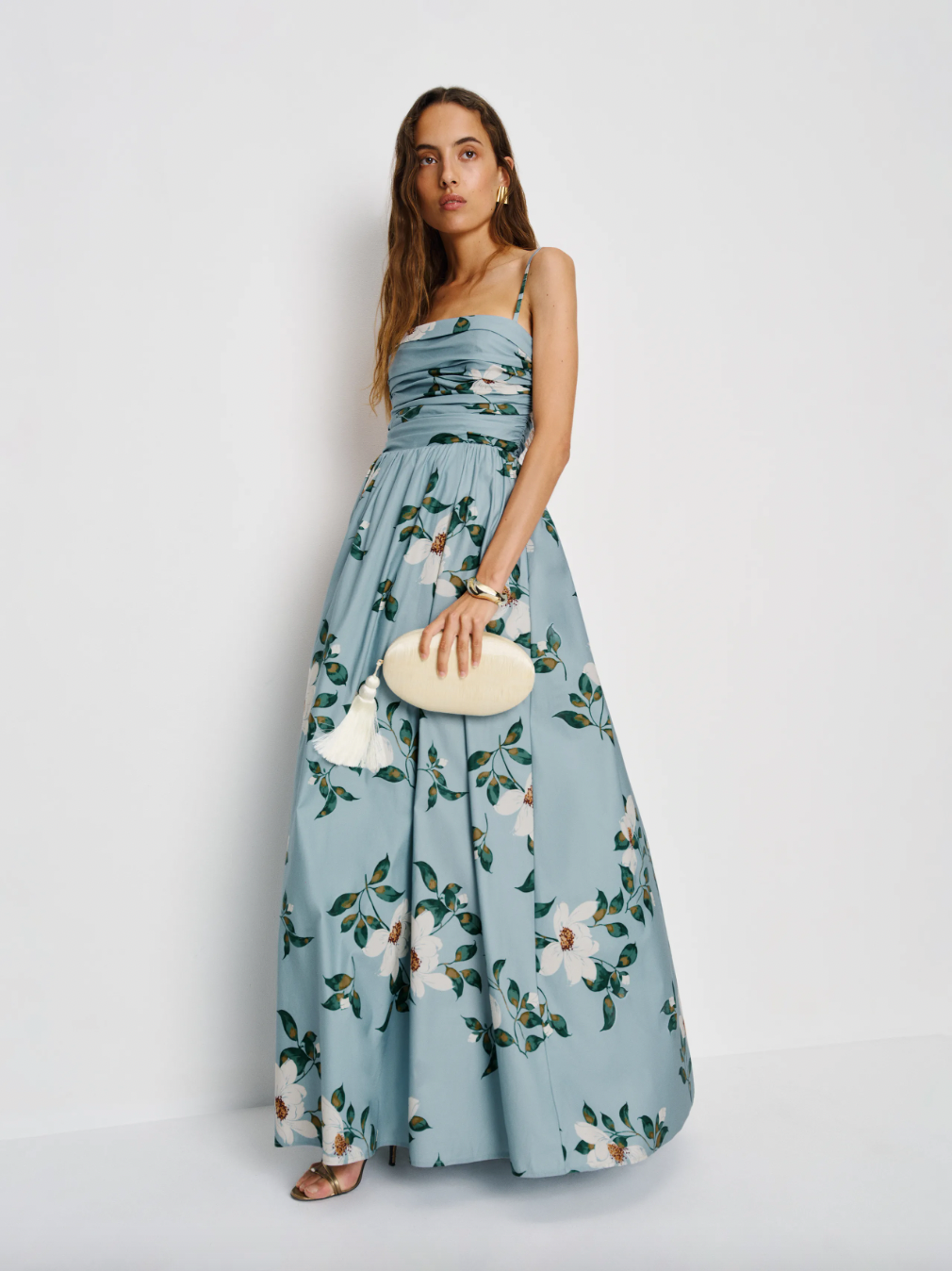 Vestido de la marca Reformation disponible para alquiler. Color azul celeste claro con flores.