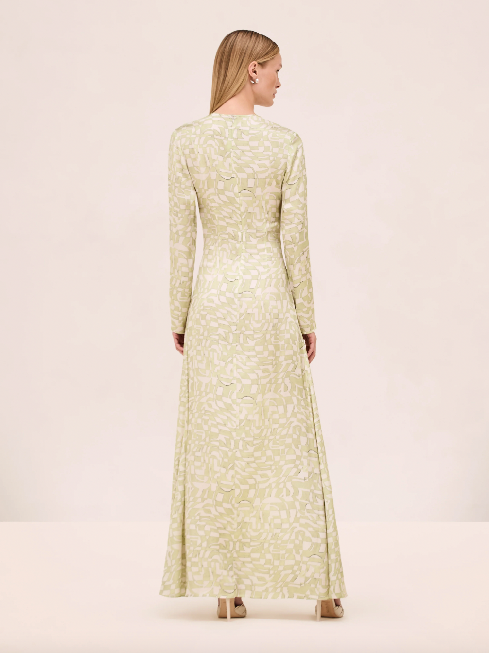 Vestido estampado verde pistacho de la marca Alémais para invitada.