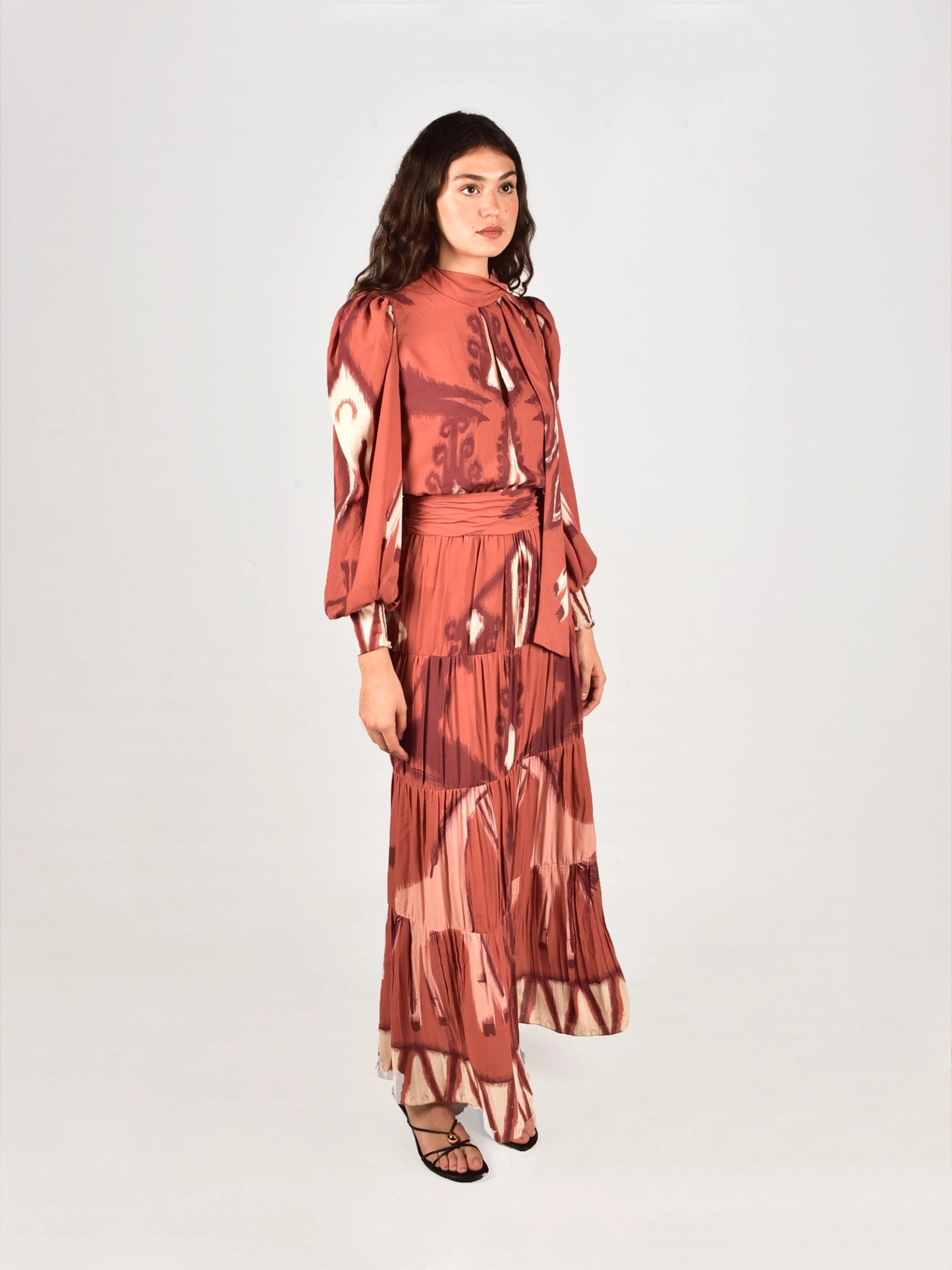 Vestido de marca de lujo en alquiler. Vestido Johanna Ortiz estampado, manga abullonada, falda fruncida. Colores tierra para boda, fiesta, ocasión especial.