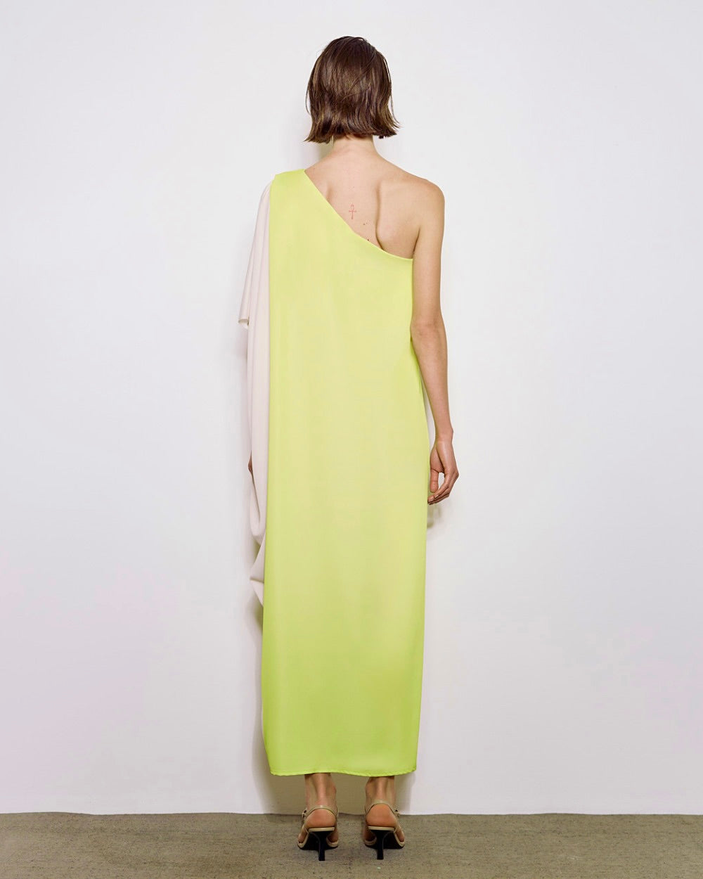 Vestido asimétrico con flor grande estampada. Color amarillo.