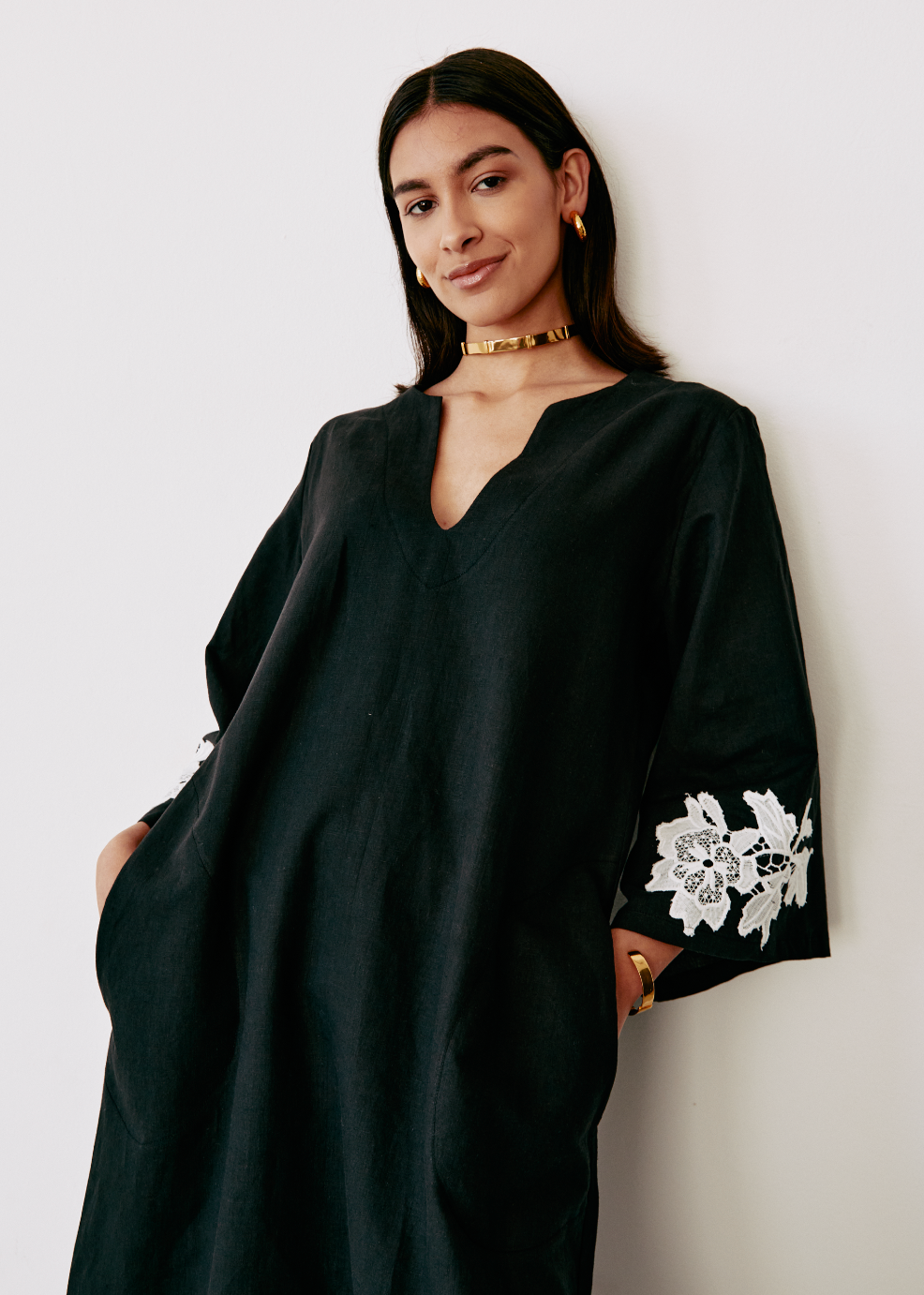 Vestido fiesta boda de lino negro con manga bordado blanco