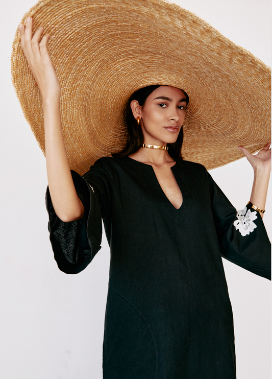 Vestido invitada fiesta lino negro con manga bordada blanca