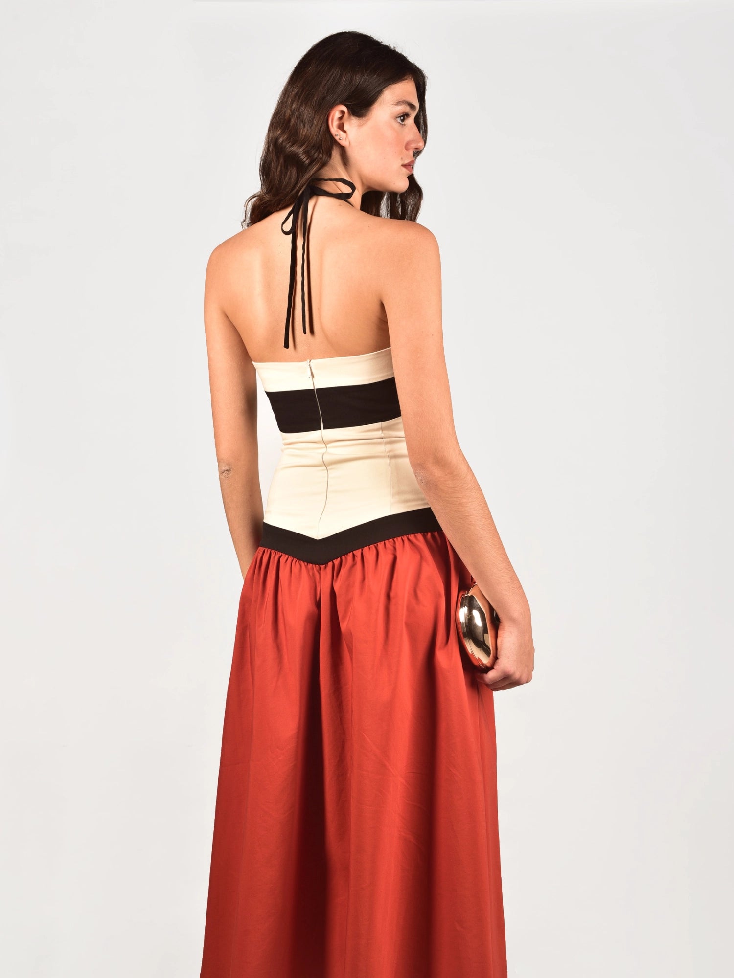 Vestido IQ Collection cuello halter para invitada boda alquiler.