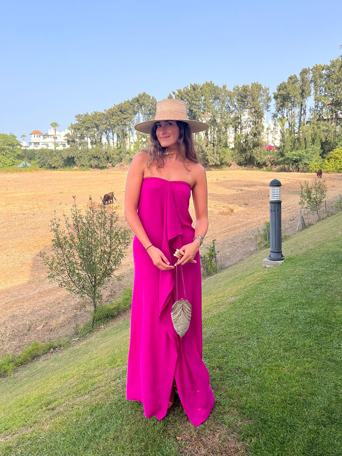 Vestido palabra de honor de gasa rosa fucsia. Ideal para invitadas de boda, fiestas, eventos y bautizos o comuniones. Disponible para alquilar en España.