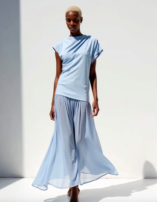 Vestido con cuerpo de punto y falda de gasa azul claro. Perfecto para ir a bodas, fiestas y ceremonias.