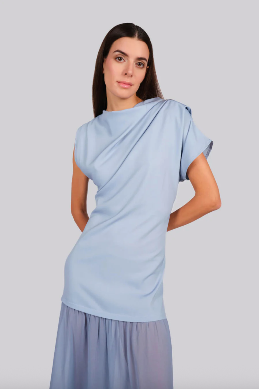 Vestido de punto azul cielo con falda de casa. Manga corta.