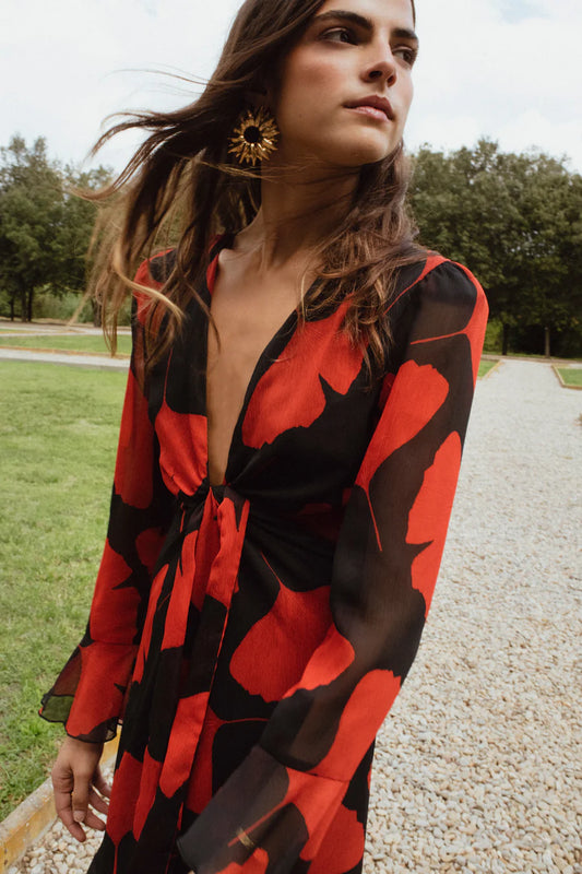 Vestido con manga larga de color rojo y negro de la marca Baymo. Disponible para alquiler en Barcelona.