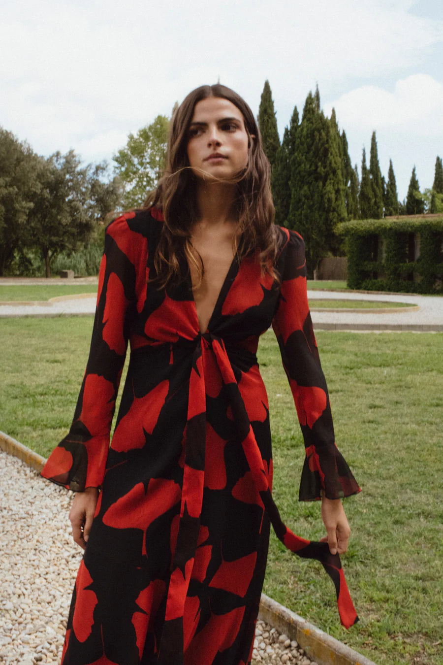 Vestido de manga larga para bodas de otoño invierno. Estampado floral de color rojo y negro.