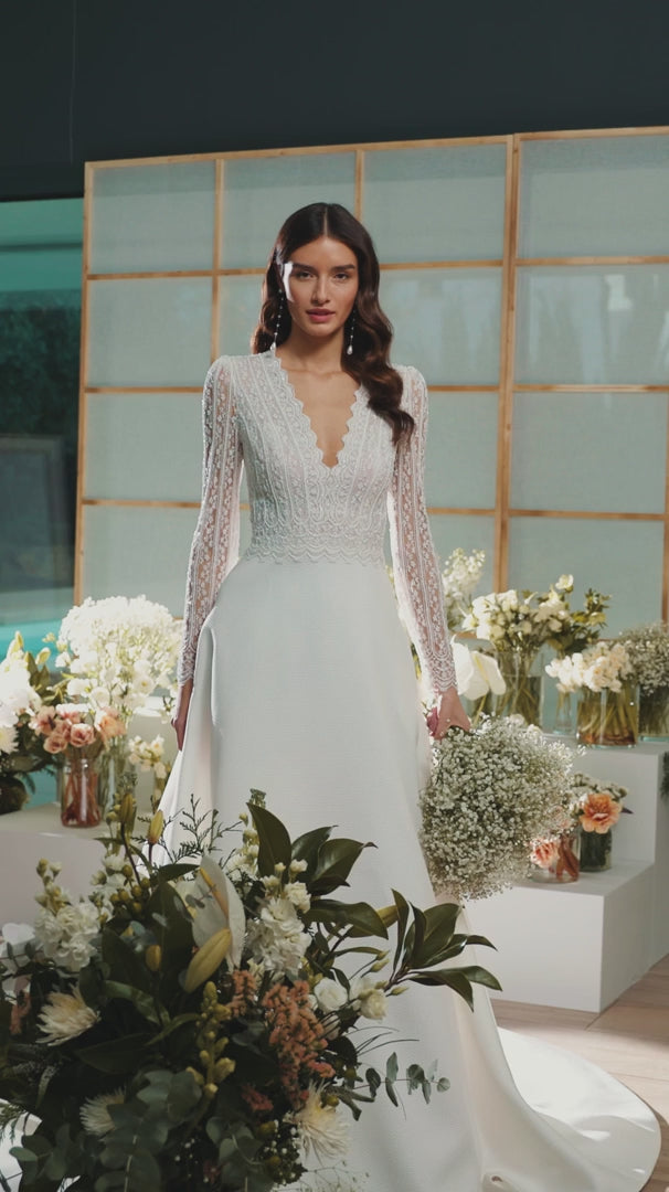 Vestido de novia de segunda mano sin usar nuevo de la marca Rosa Clara. Vestido muy elegante de novia barato con descuento.