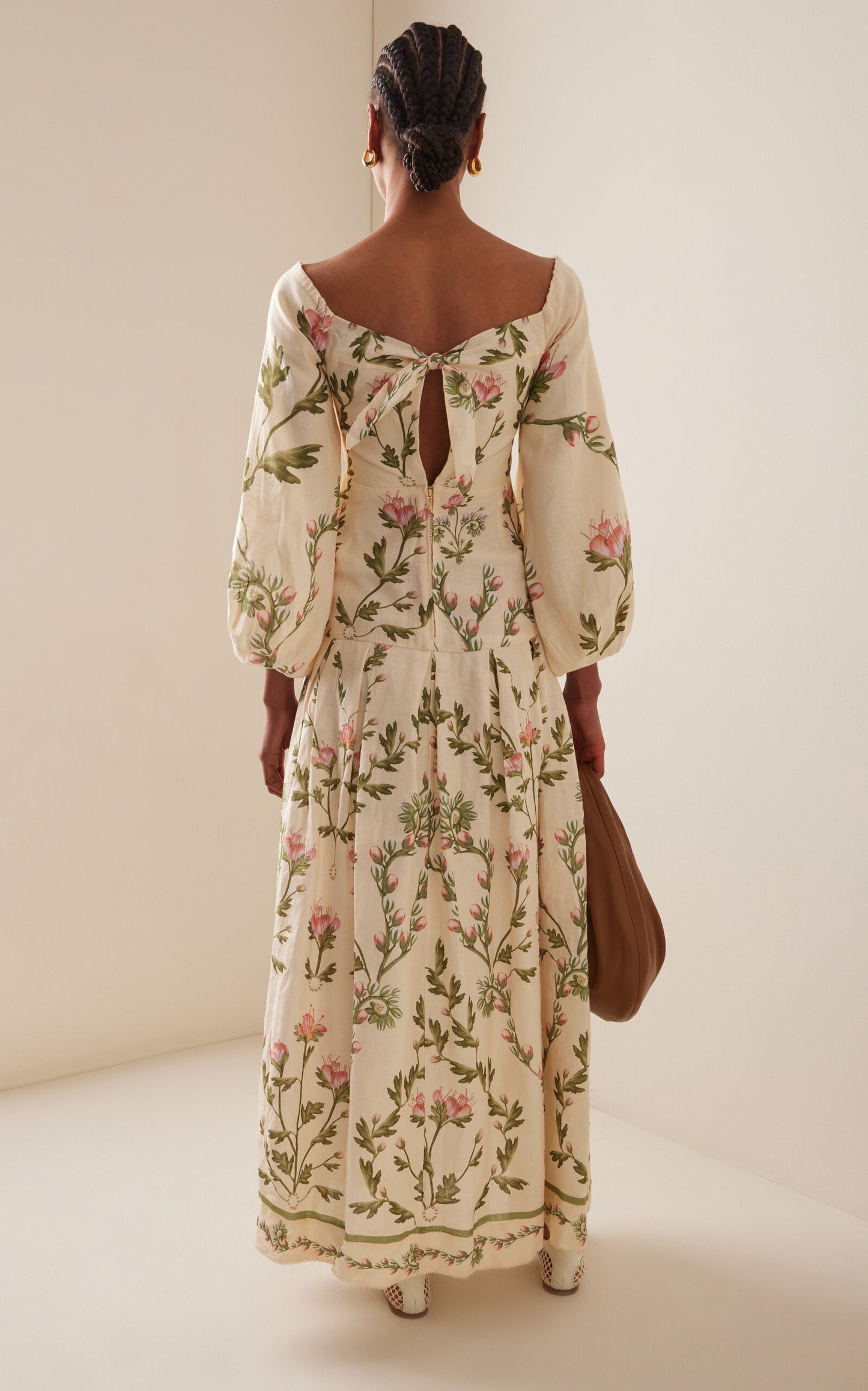 Vestido de manga larga perfecto para boda de primavera y boda de otoño y boda de verano. Mana abullonada y estampado floral. Femenino y romántico. Espalda descubierta.