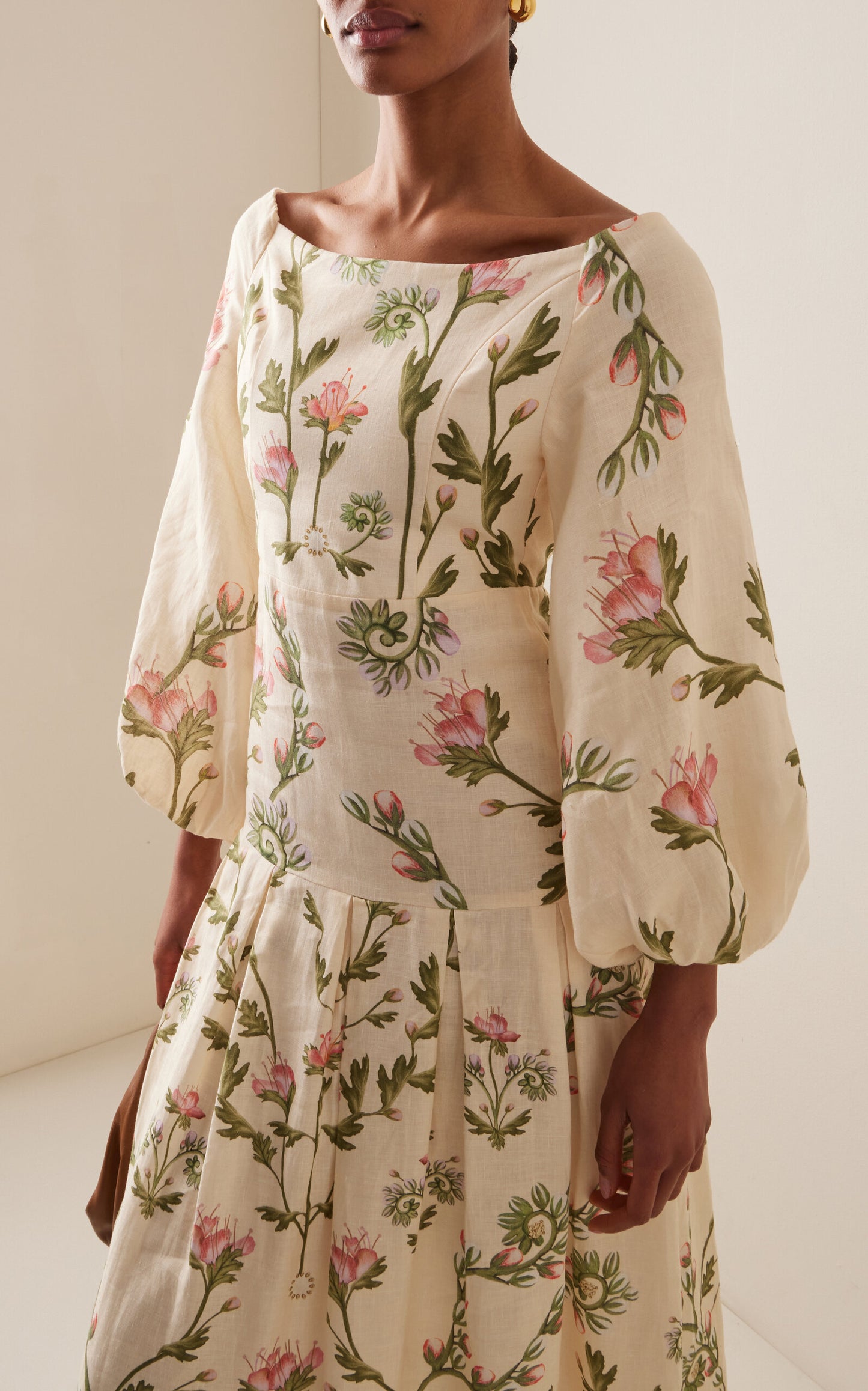 Vestido elegante perfecto para bodas, bautizos, fiestas o eventos. Estilo femenino y romántico. Disponible en alquiler. Vestido para madre de bautizo en Barcelona, Madrid, Valencia.