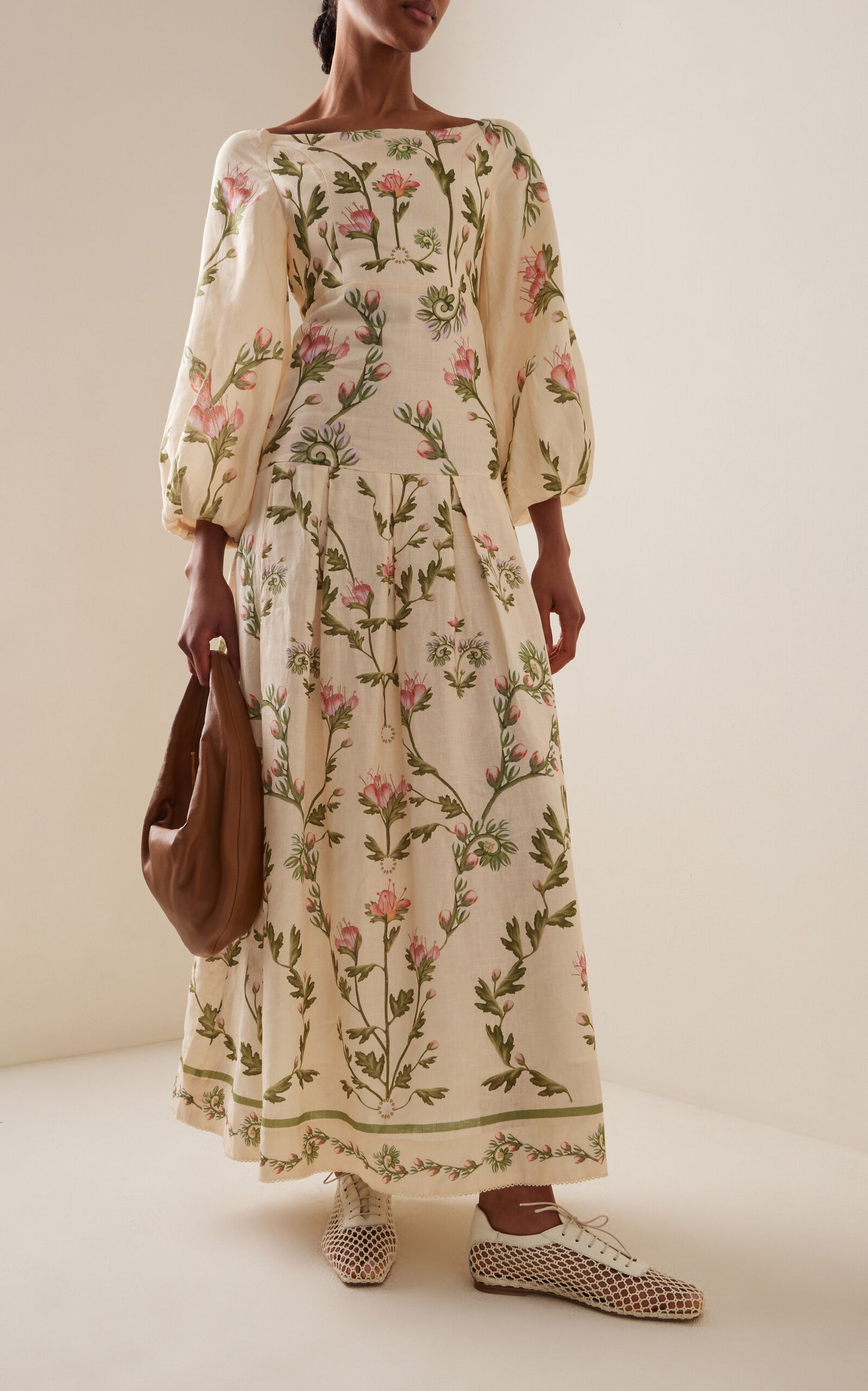 Vestido de lujo en alquiler de la marca Agua by Agua Bendita. Espectacular vestido de lino estampado romantico. Disponible en alquiler en Barcelona, Madrid, Sevilla y Valencia.
Vestido para madre de bautizo en alquiler en Barcelona, Madrid, Valencia.