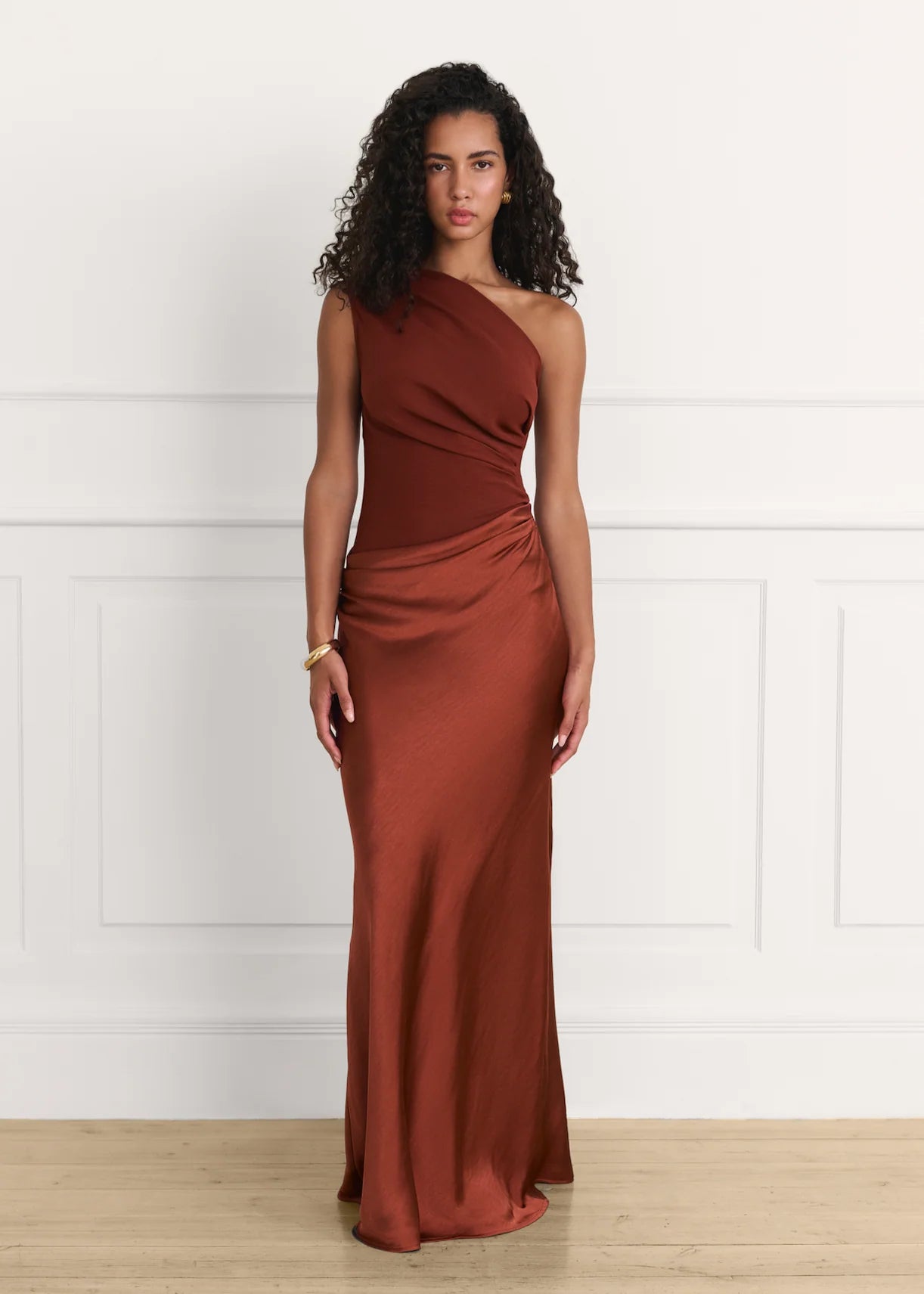 Vestido elegante y juvenil. De gala, boda, fiesta, noche en alquiler.