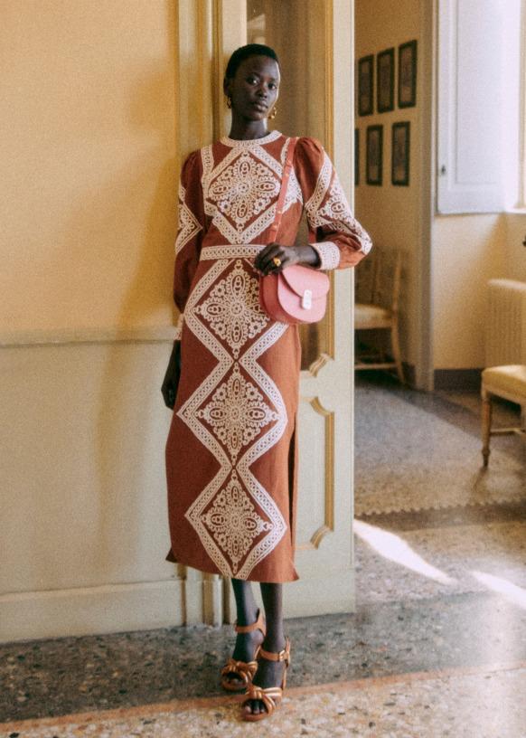 Vestido burdeos con bordado de la marca Sézane disponible para alquiler en Barcelona, Valencia y el resto de España.