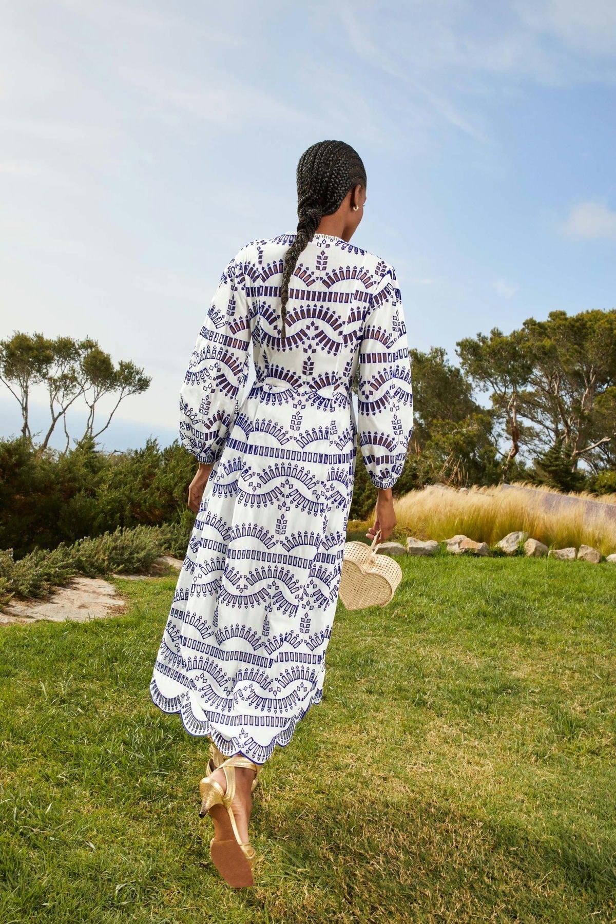 Vestido de Charo Ibiza disponible en alquiler en España. Vestido blanco con bordado azul, vestido griego.