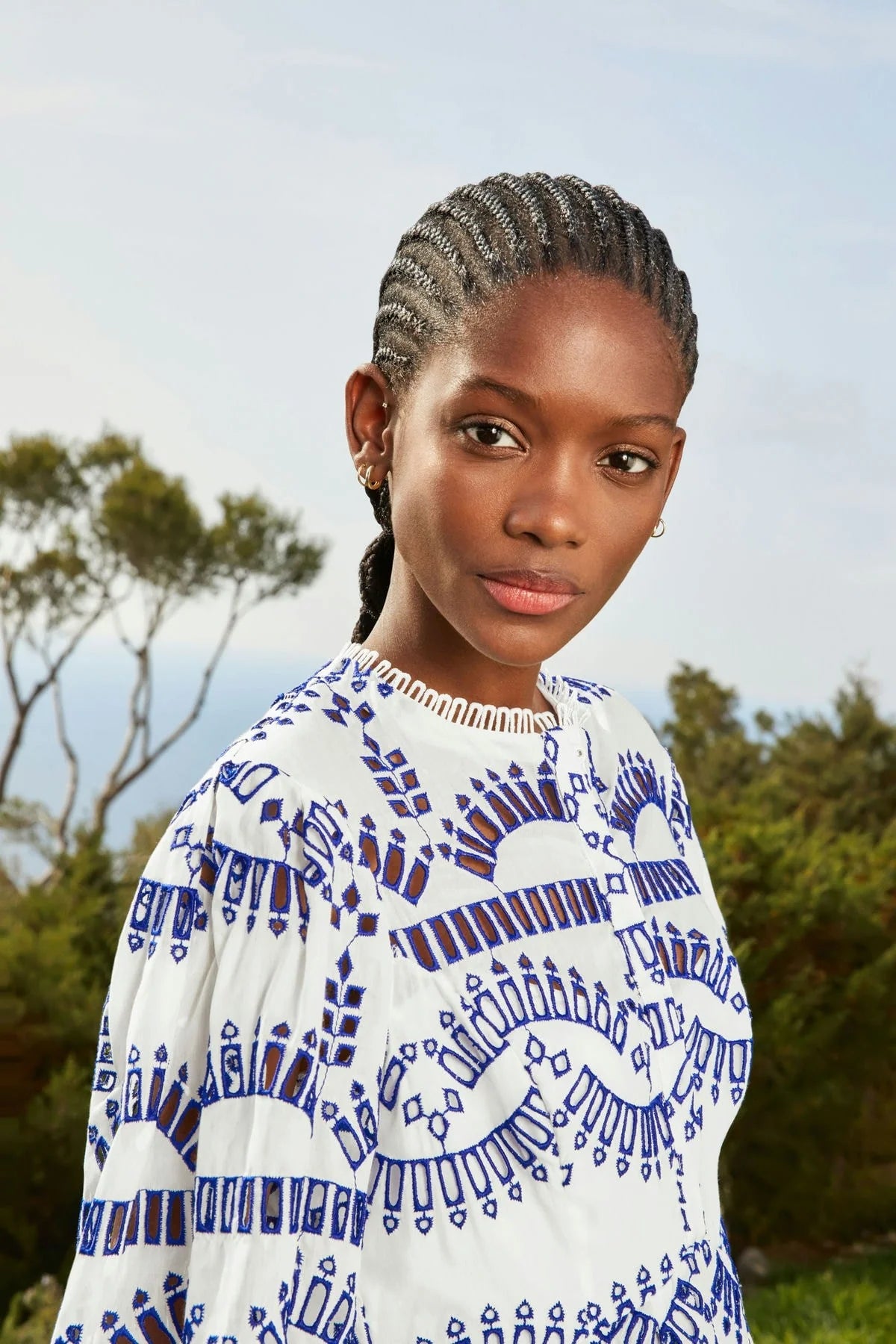 Vestido formal, elegante y femenino disponible en alquiler en Barcelona, Girona, Valencia, Madrid y Sevilla.