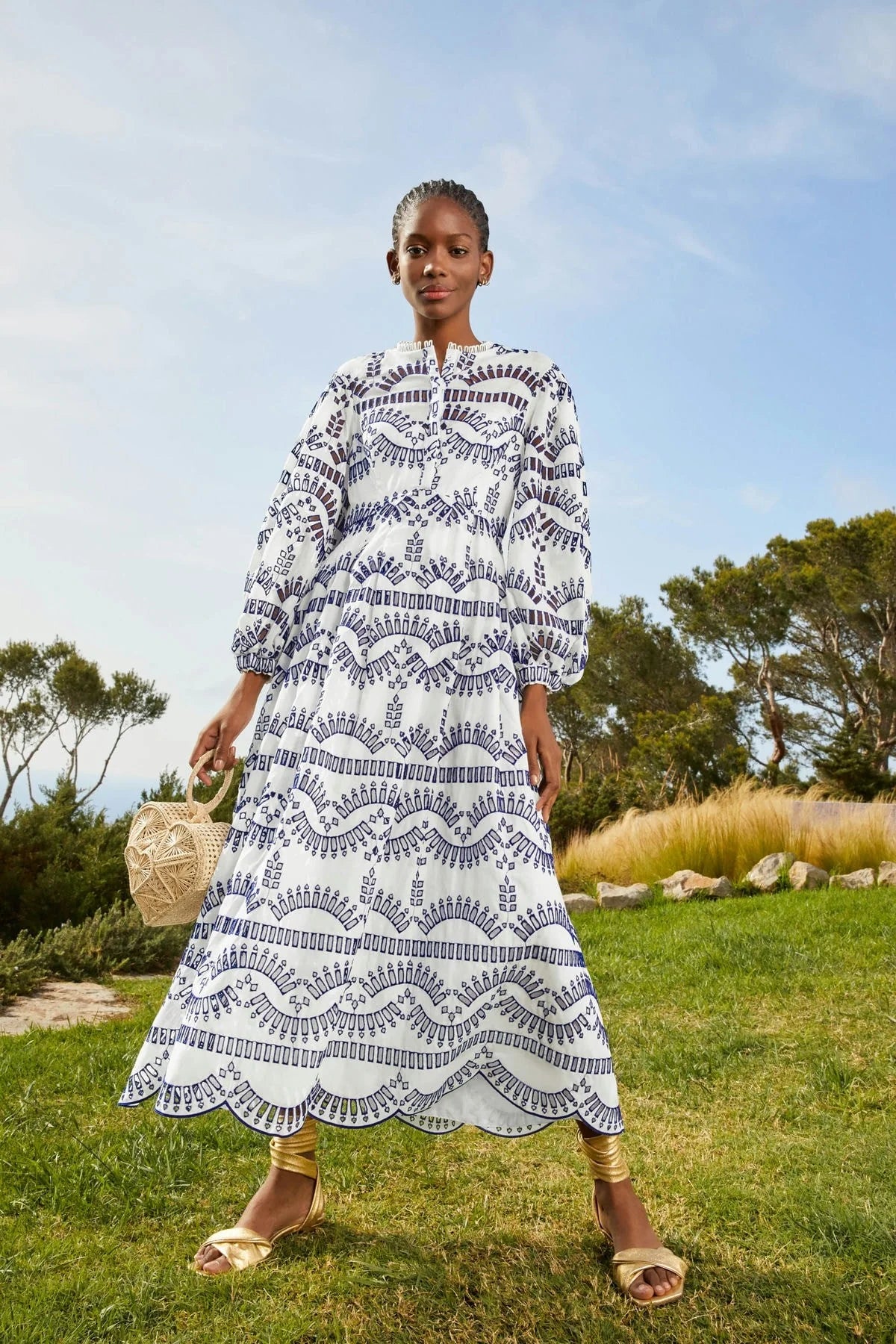 Vestido de Charo Ibiza de algodón blanco con bordado azul, manga abullonada.