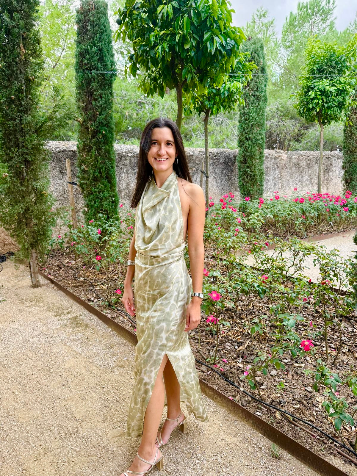 Vestido con cuello halter drapeado y espalda descubierta estampado verde kaki. Ideal para invitada de boda, fiesta, evento o ceremonia. Alquiler en Barcelona.