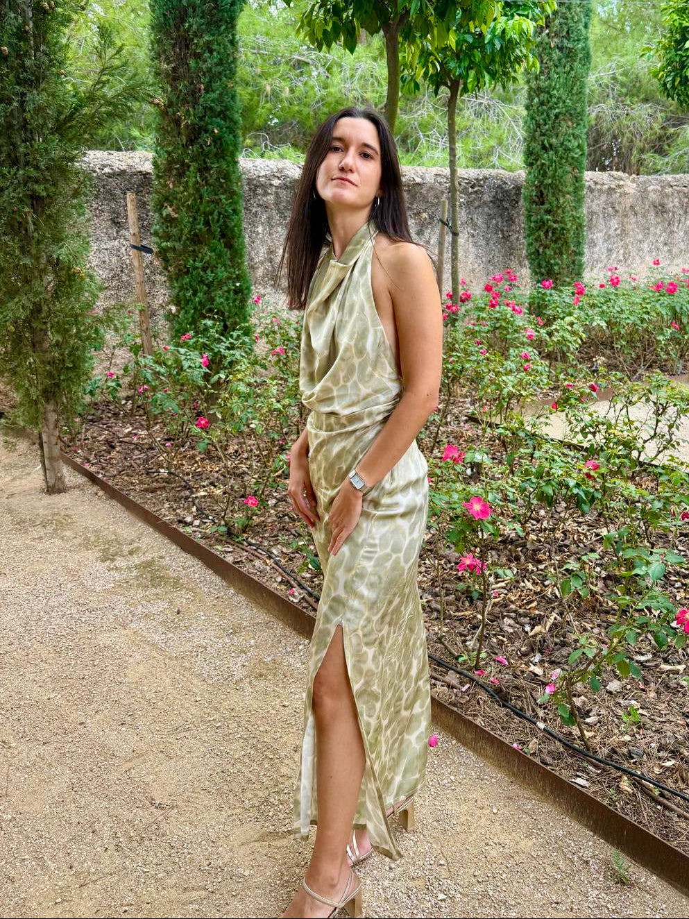 Vestido con cuello halter estampado de la marca Cris Serra. Alquiler al mejor precio en Barcelona.