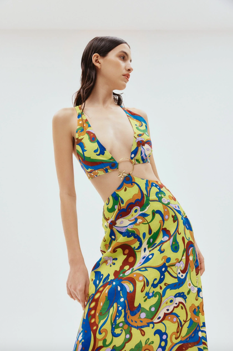 Vestido de invitada de boda cut out estampado amarillo azul verde para alquiler en Barcelona