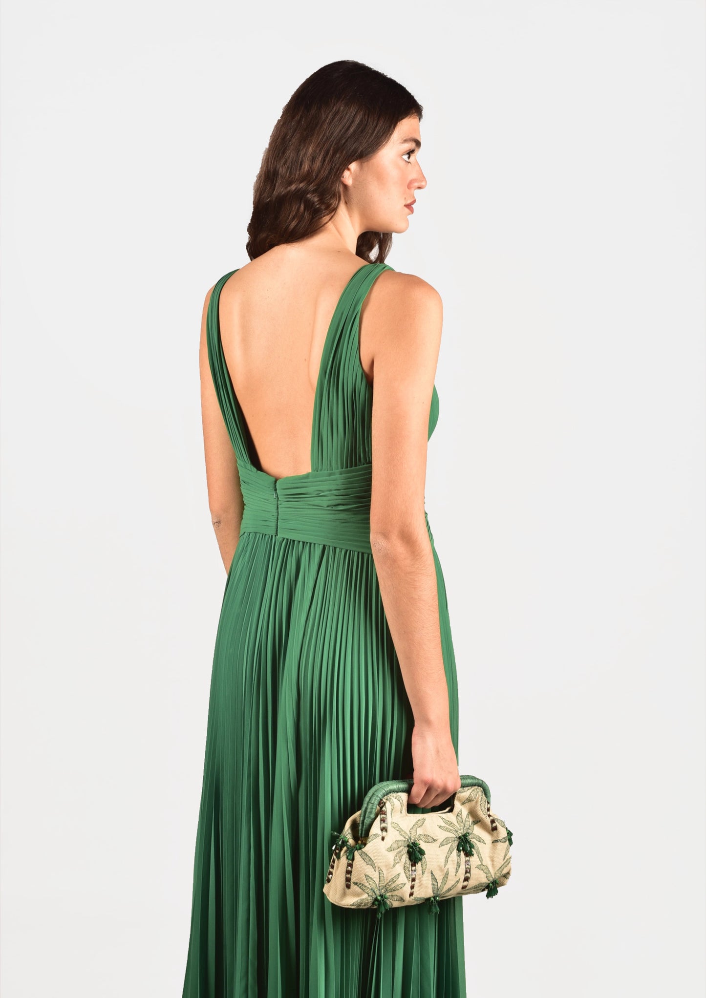 Vestido Pronovias verde talla grande disponible en alquiler. Escote en V y espalda abierta. Alquiler en Barcelona.