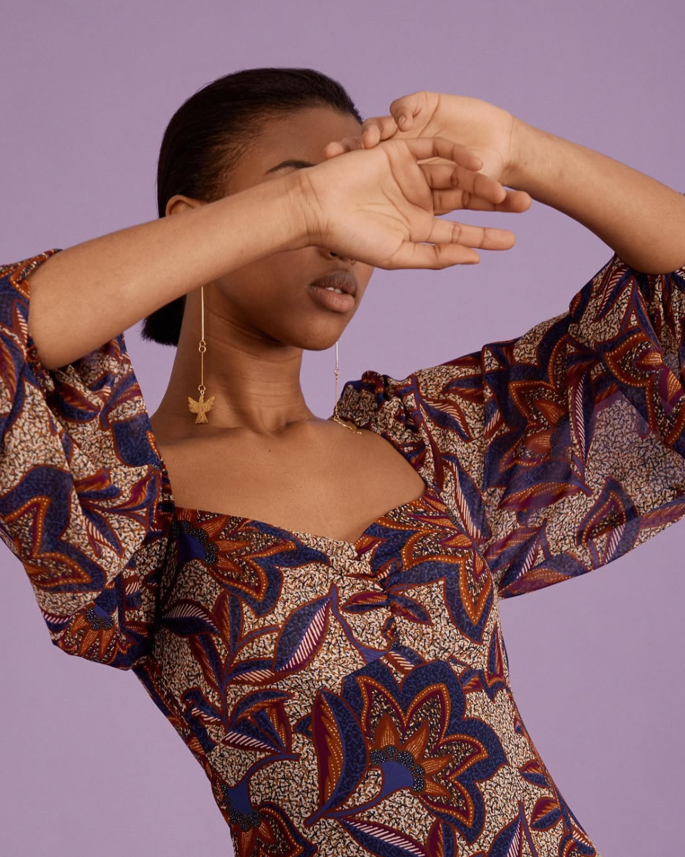 Vestido Avec Studio estampado paisley. Vestido largo com manga larga abullonada. Vestido de invitada de boda, fiesta y otras ceremonias.