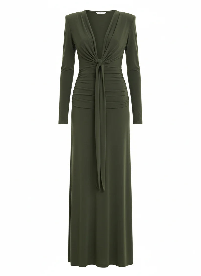 Vestido de invitada de otoño invierno. Escote drapeado y espalda descubierta.
Color verde caqui. Vestido de invitada españa.