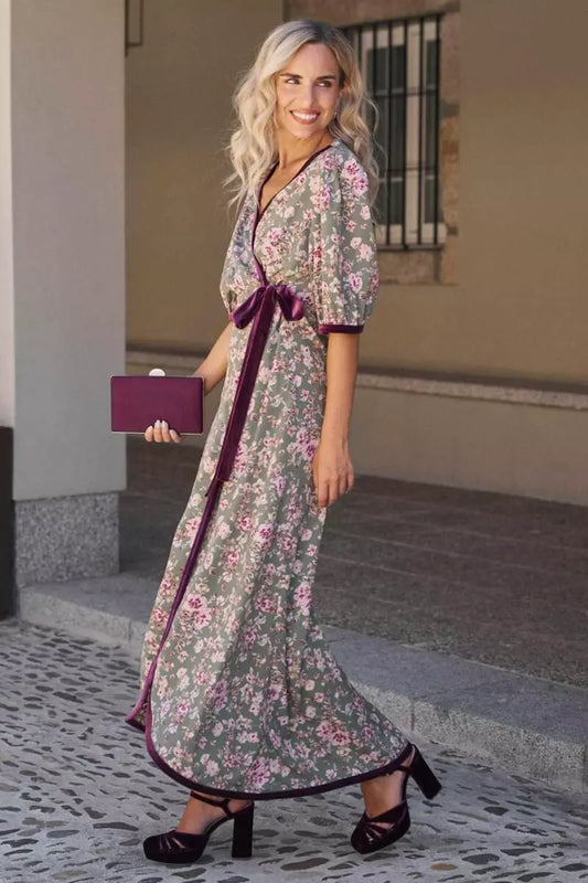 Vestido femenino elegante, romantico y floral. Disponible en alquiler en Valencia.